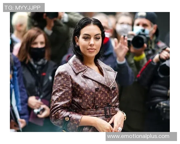 足球明星佩戴女士项链的时尚风采与魅力展示