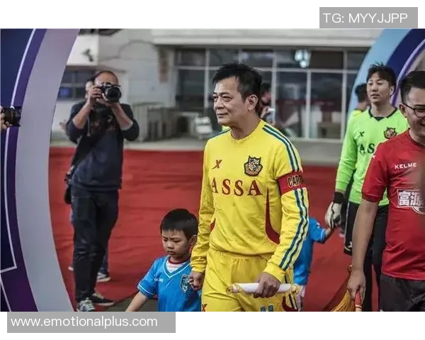 香港足球明星队现场激情演绎动人歌曲点燃全场热情与梦想