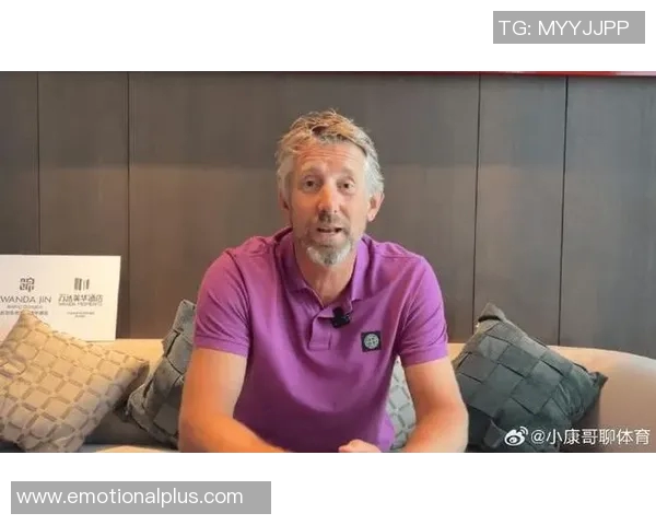 荷兰足球传奇范德萨的辉煌职业生涯与对足球的深远影响