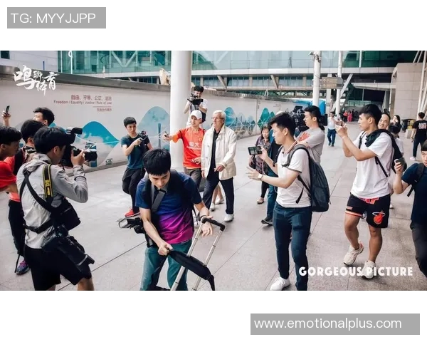 香港足球明星队盛大抵达机场引发球迷热烈欢迎与期待