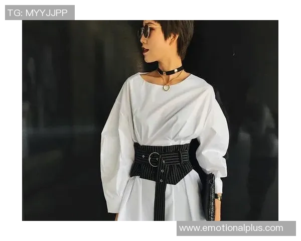 哑铃吊坠的魅力与时尚搭配技巧探讨让你轻松成为潮流先锋